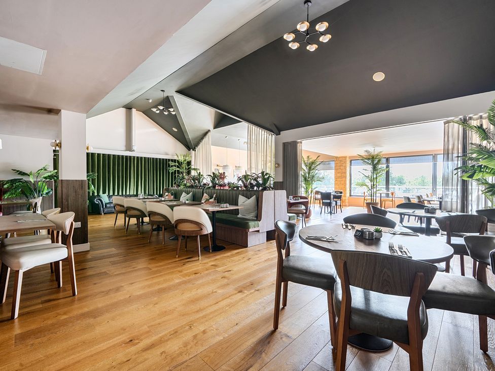 A dining room with tables and chairs at Cotswolds Apartments 4B/S8 in Chipping Norton