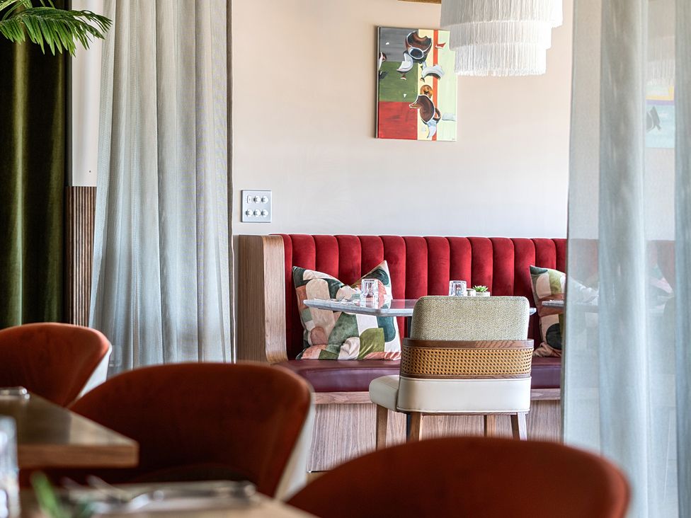 A dining room with a table and chairs at Cotswolds Apartments 4B/S8 in Chipping Norton