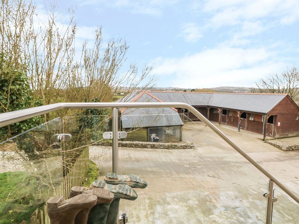 An outdoor area with a balcony overlooking a farm building at Argal in Treverva near Constantine