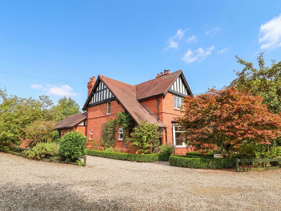 A house with a garden and gravel driveway at Lyneal Cottage in Ellesmere