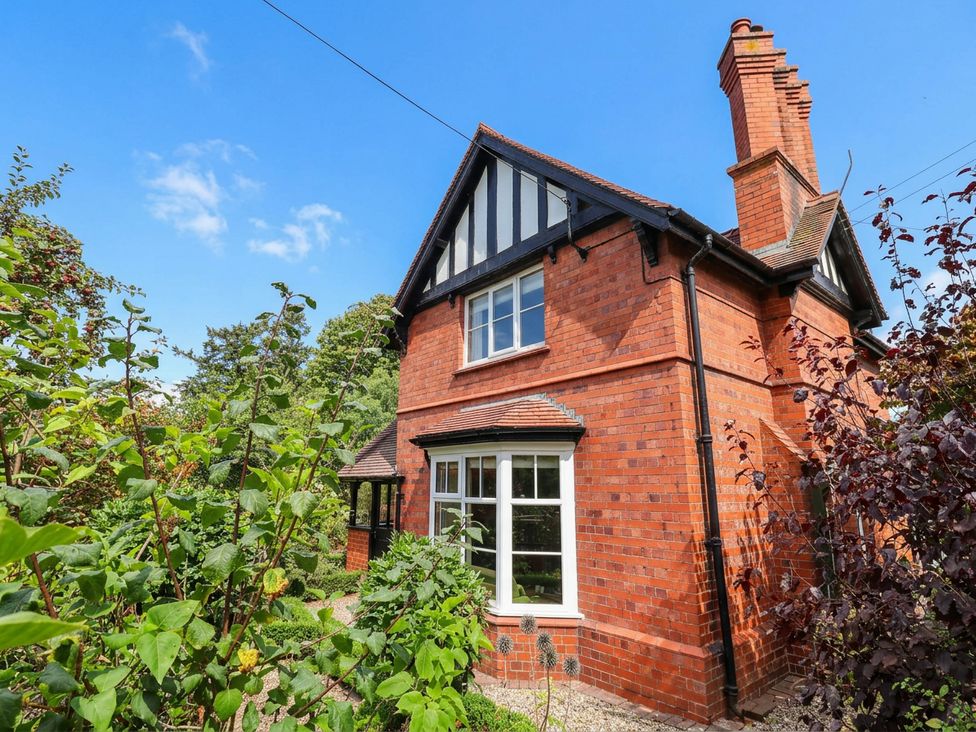 A house with a garden at Lyneal Cottage in Ellesmere