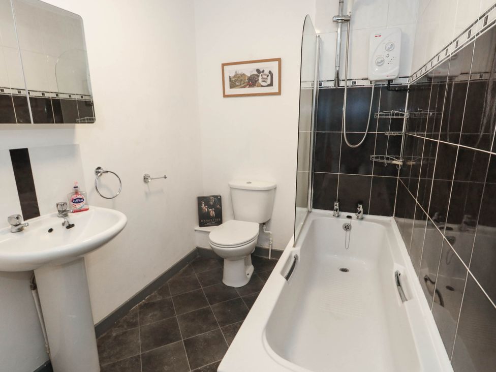 A bathroom with a sink, toilet, and bathtub at Driftmark in Weymouth