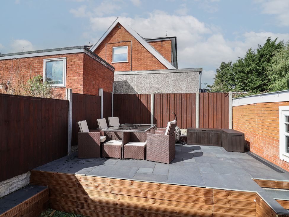 A garden with seating and a table at Hafan Deg in Holywell