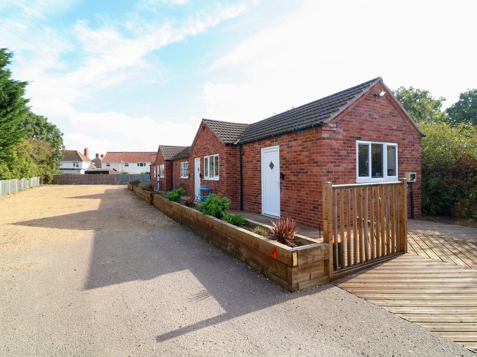 A bungalow with gravel parking at Walcott Lodges - Kirkstead Billinghay, Lincolnshire