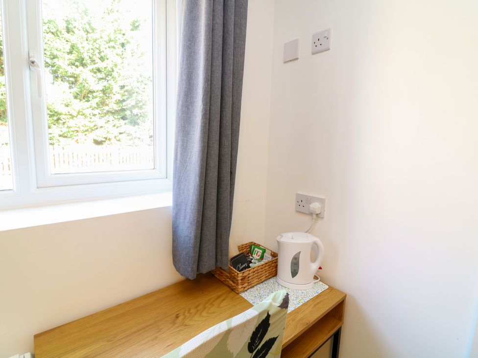 A kitchenette with a kettle and a basket at Walcott Lodges - Barlings, Billinghay, Lincolnshire