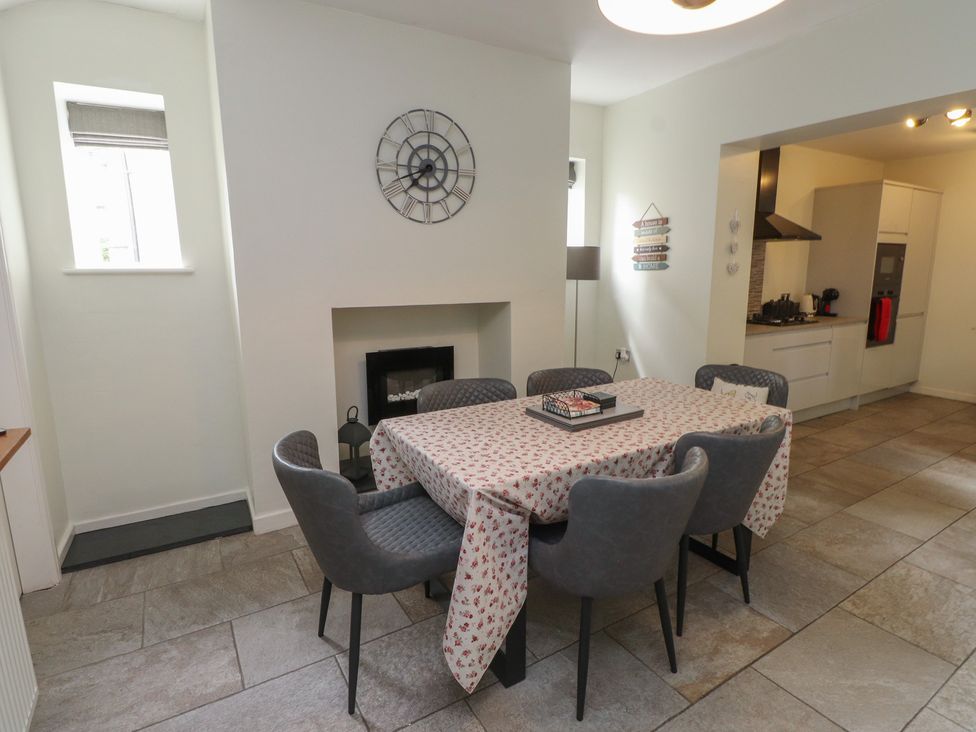A dining room with a table and chairs at Conway Mart Cottage in Conwy