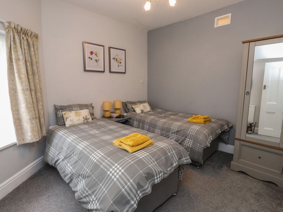 A bedroom with two single beds at Conway Mart Cottage in Conwy