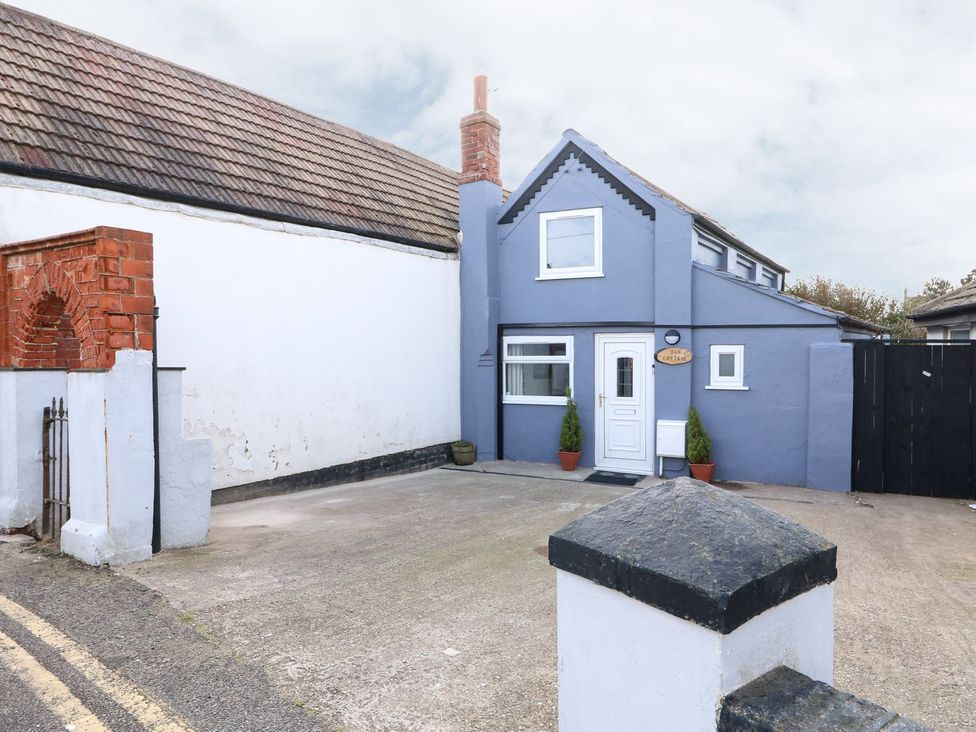 A house with a front door and parking area at Oar Cottage in Mablethorpe