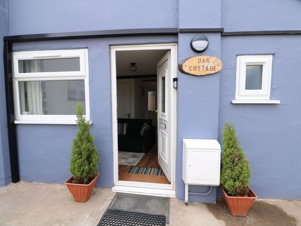 Entryway with a door and window at Oar Cottage in Mablethorpe