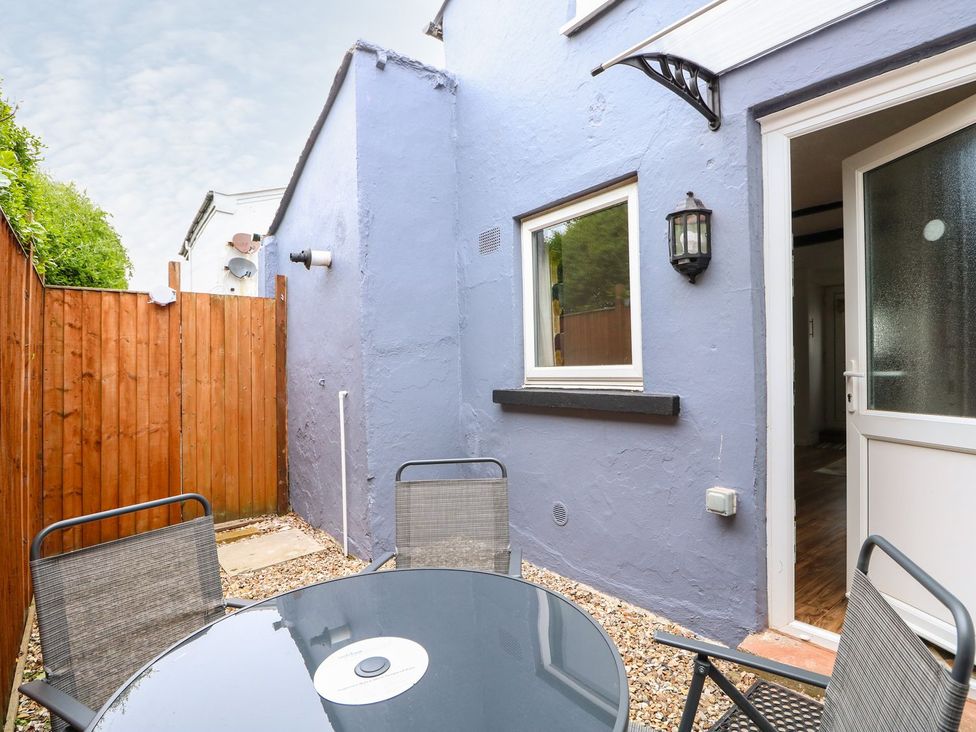 An outdoor area with a table and chairs at Oar Cottage in Mablethorpe