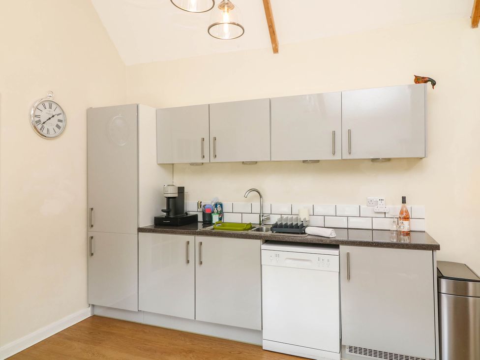 A kitchen with cabinets and appliances at Wheelwrights Cottage in Corby Glen