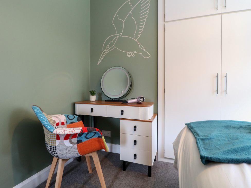 A bedroom with a desk and chair at The Kingfisher Falls in Melton Mowbray