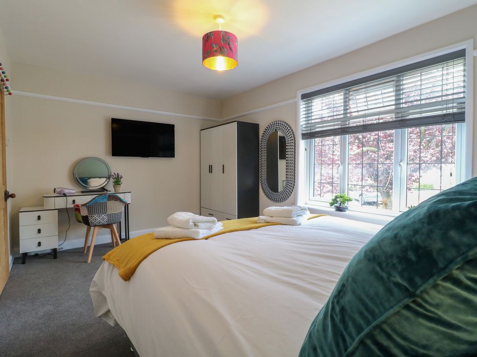 A bedroom with a bed and desk at The Kingfisher Falls in Melton Mowbray