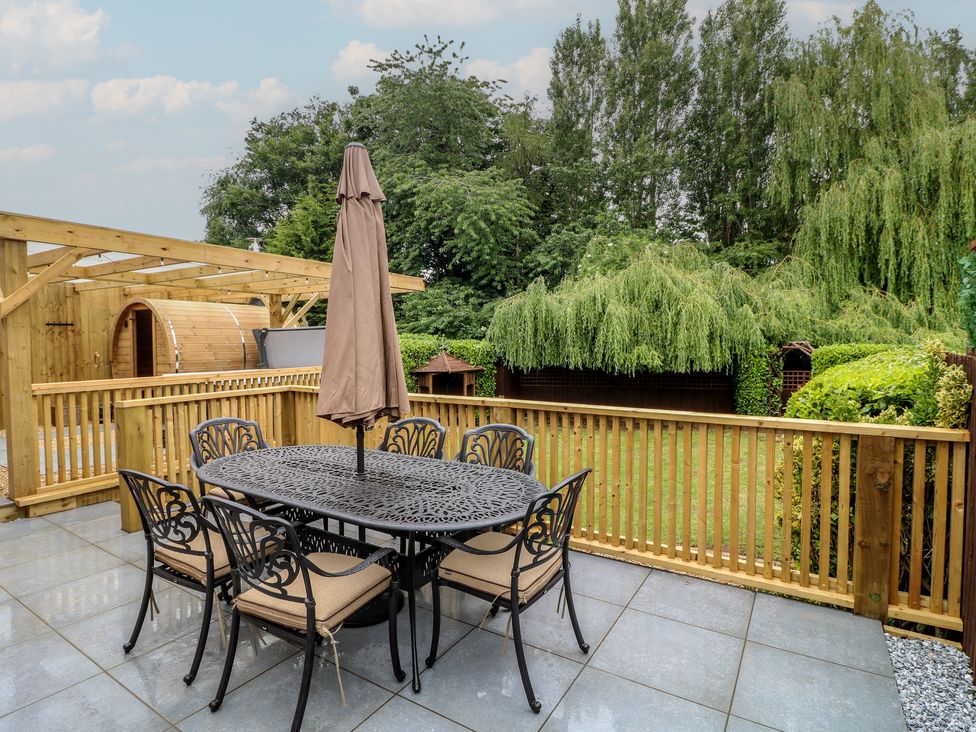 An outdoor dining area with a table and chairs at The Kingfisher Falls in Melton Mowbray