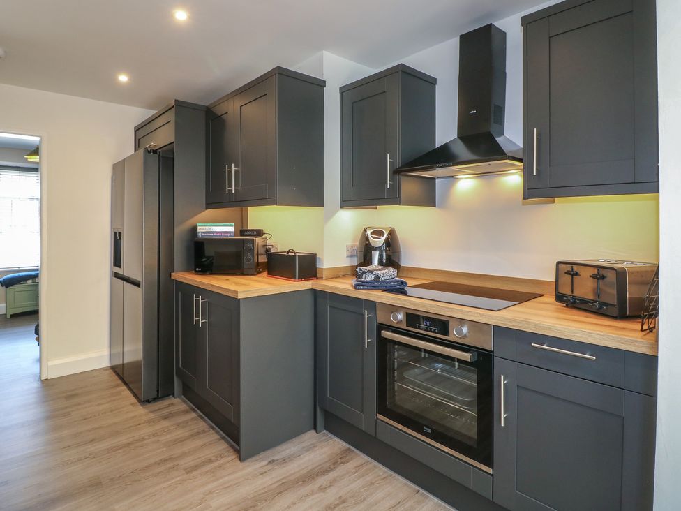 A kitchen with cabinets and appliances at The Kingfisher Falls in Melton Mowbray