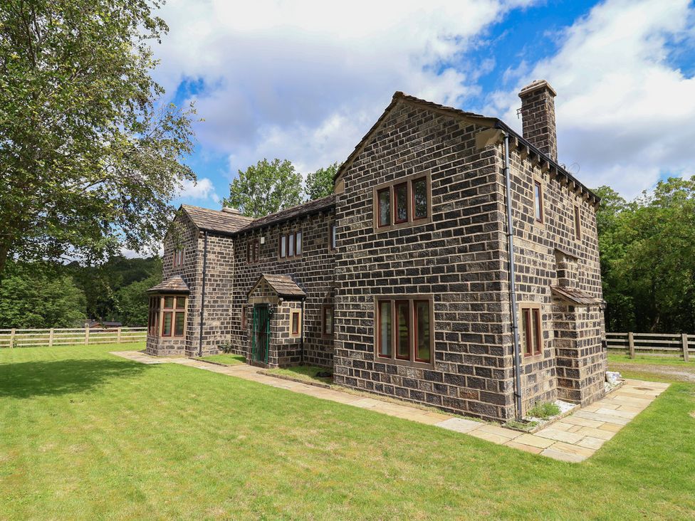 A stone house with a garden at Greenfield Manor near Greenfield