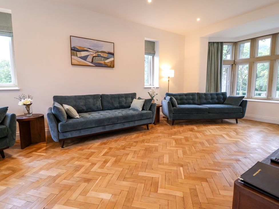 A living room with sofas and a lamp at Greenfield Manor near Greenfield