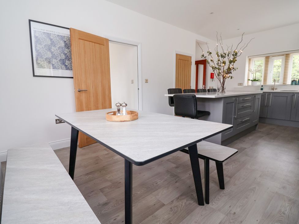 A dining room with a table and chairs at Greenfield Manor near Greenfield
