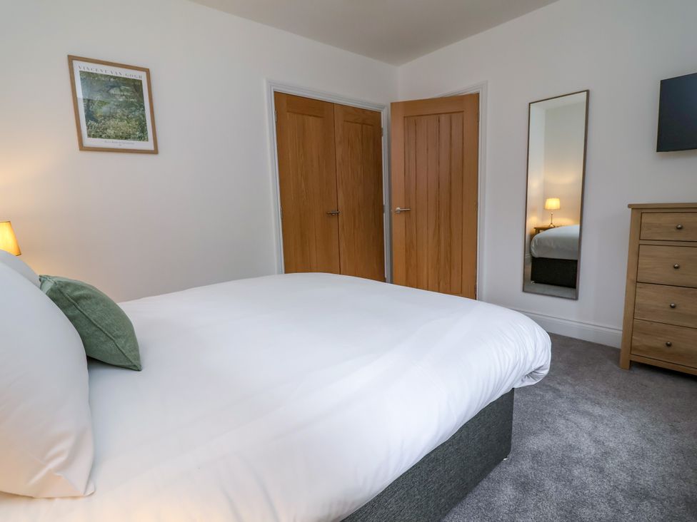 A bedroom with a bed and a chest of drawers at Greenfield Manor near Greenfield