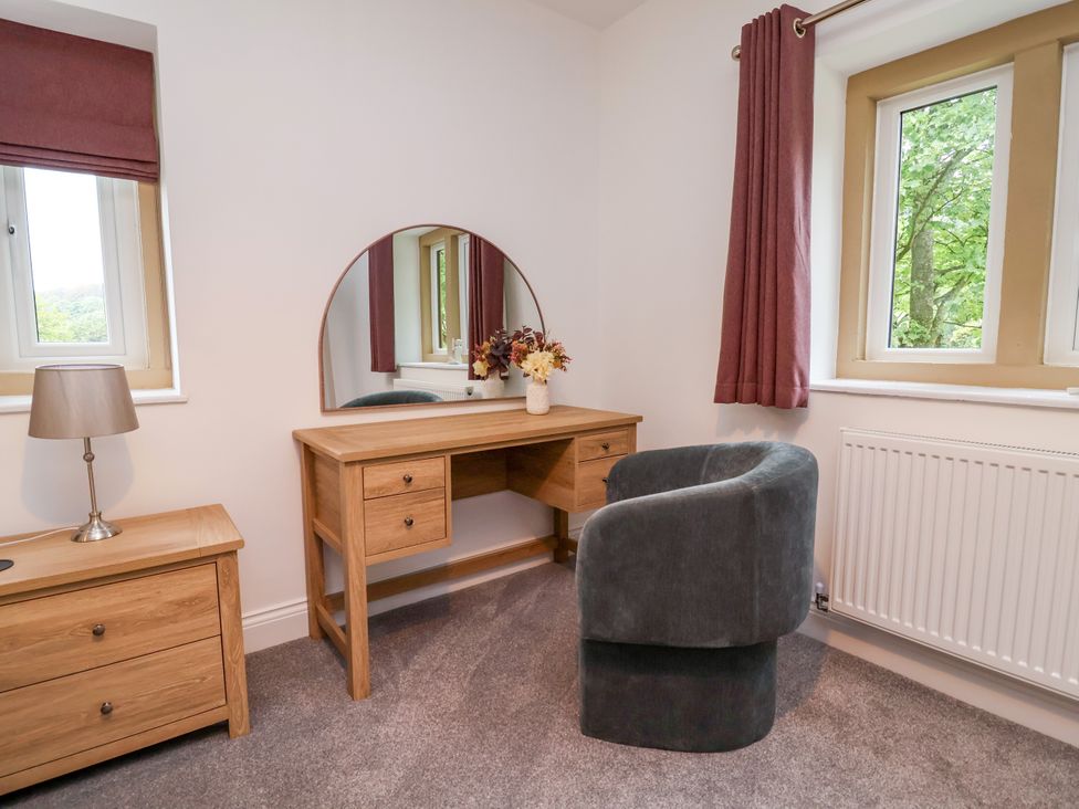 A bedroom with a desk and chair at Greenfield Manor near Greenfield