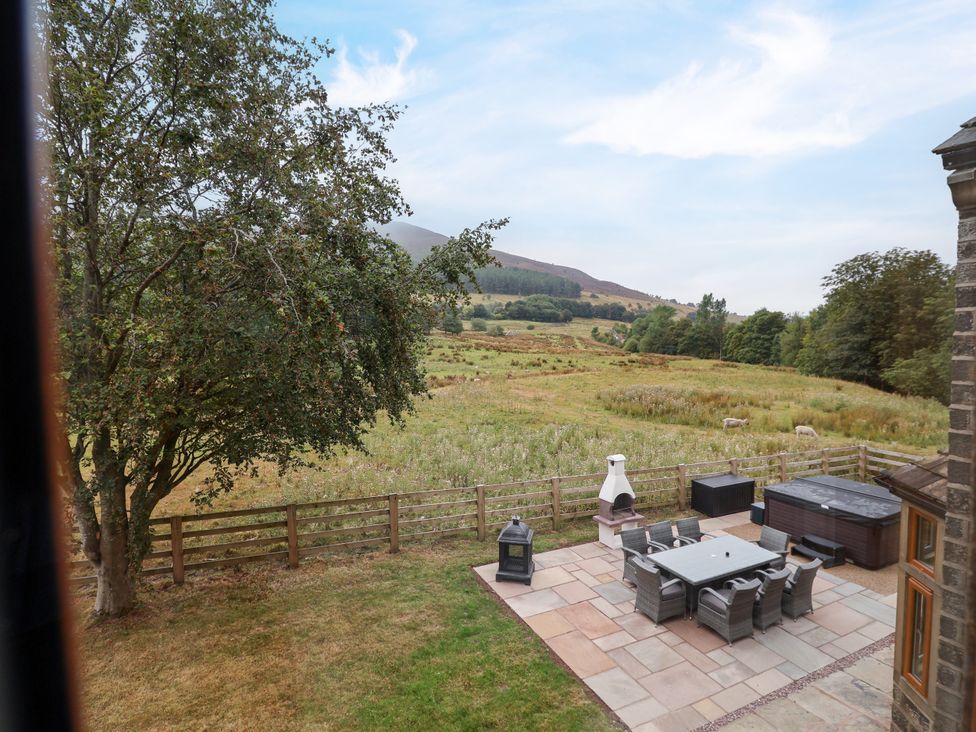 An outdoor area with a table and chairs at Greenfield Manor near Greenfield