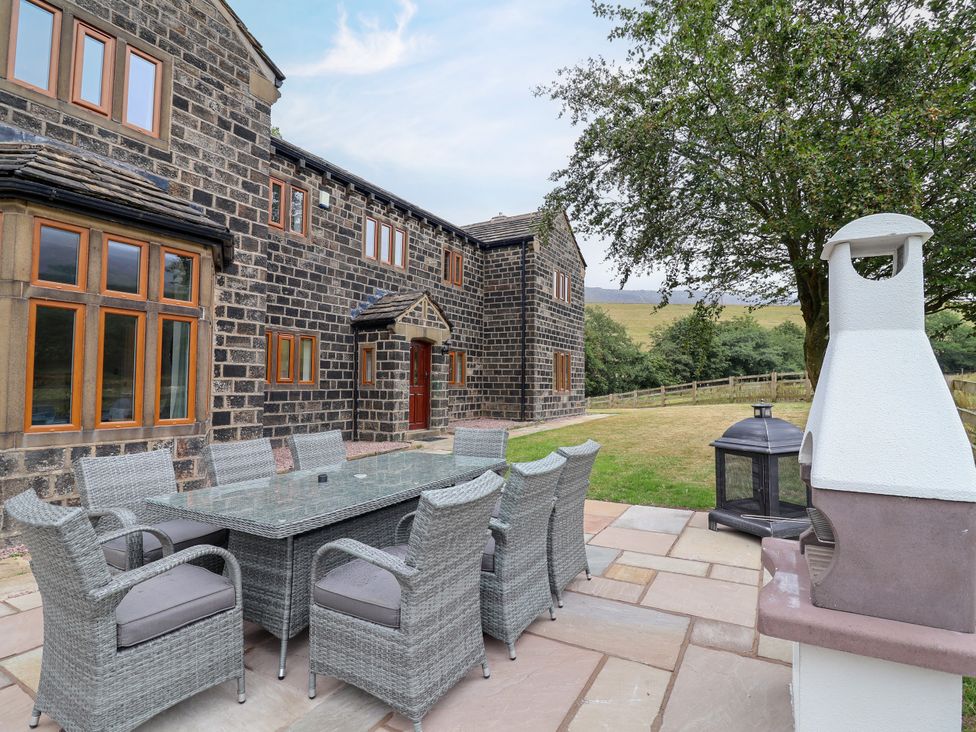 An outdoor dining area with a table and chairs at Greenfield Manor near Greenfield