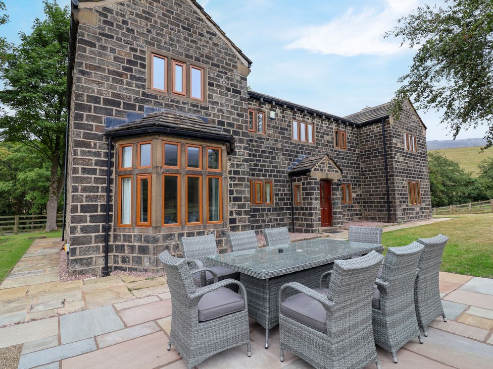 An outdoor area featuring a dining table and chairs at Greenfield Manor near Greenfield
