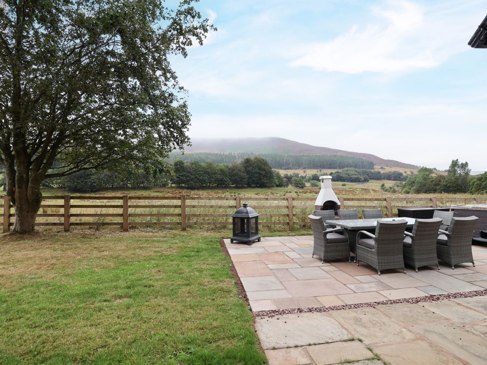 A garden with a patio table and chairs at Greenfield Manor near Greenfield
