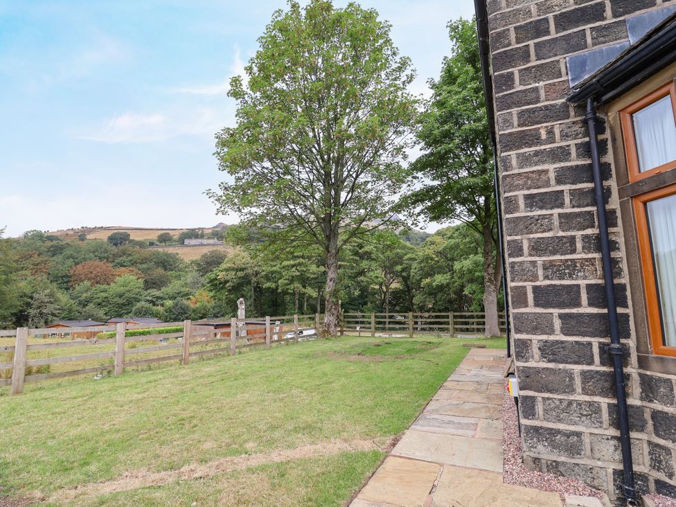 A garden with a tree and fence at Greenfield Manor near Greenfield