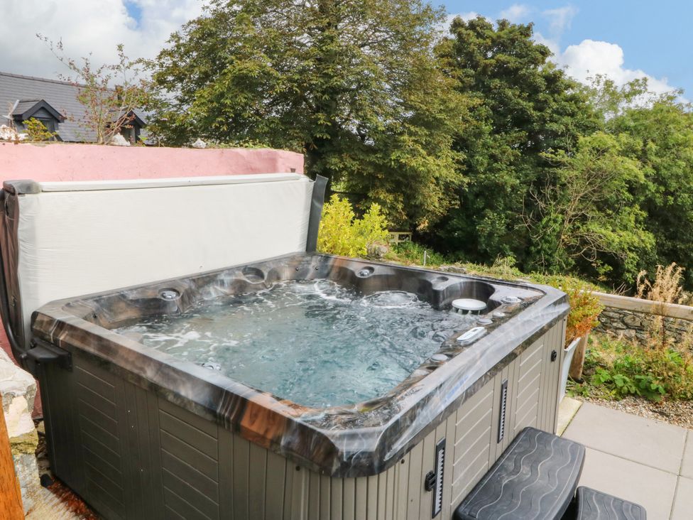 A hot tub in a garden at Ty Mawr in Criccieth