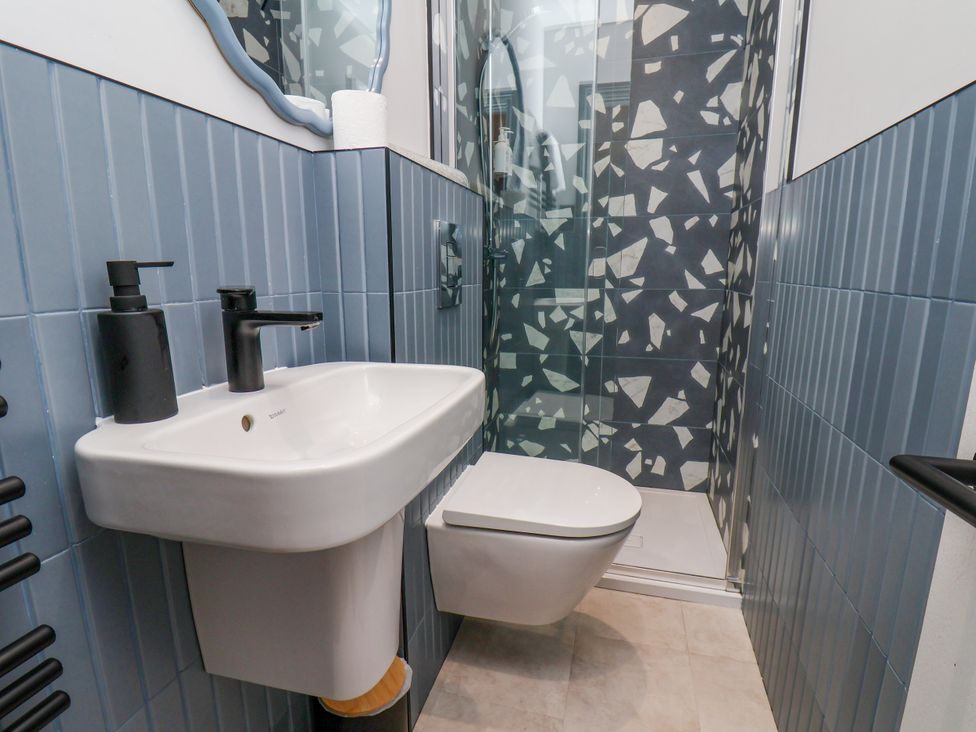 A bathroom with a sink, toilet, and shower at Apartment Blue in Whitby