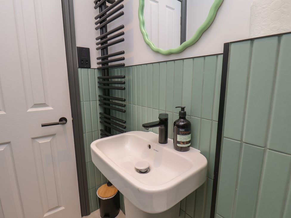 A bathroom with a sink and mirror at Apartment Green in Whitby