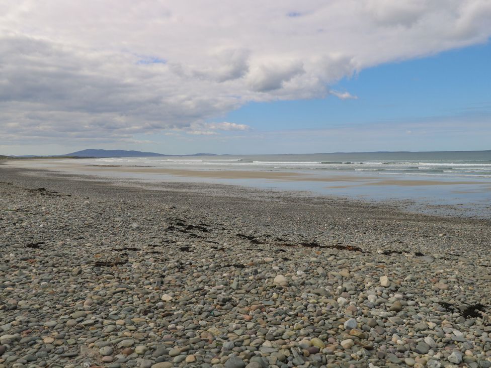 A beach with pebbles and waves at Islands Inn in Louisburgh, County Mayo