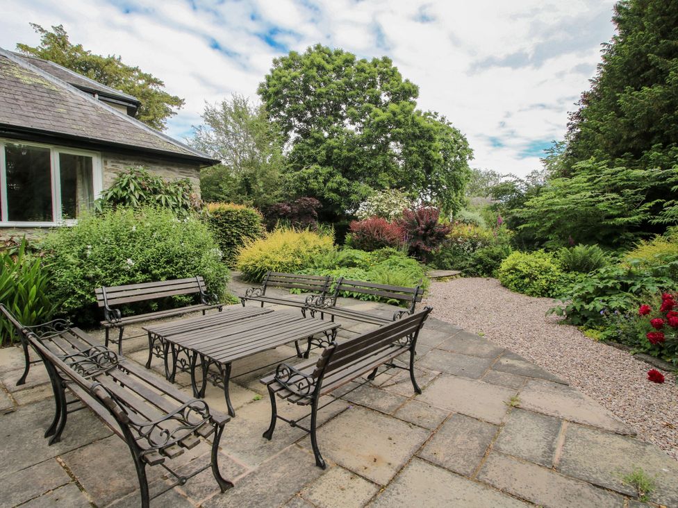 A garden with a table and benches at Apartment 1 in Lydbury North