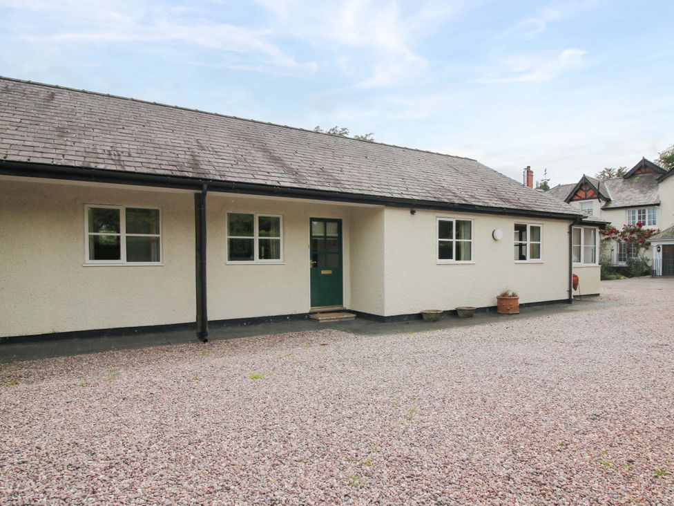 An exterior view of a house with gravel driveway at Willow Cottage in Lydbury North