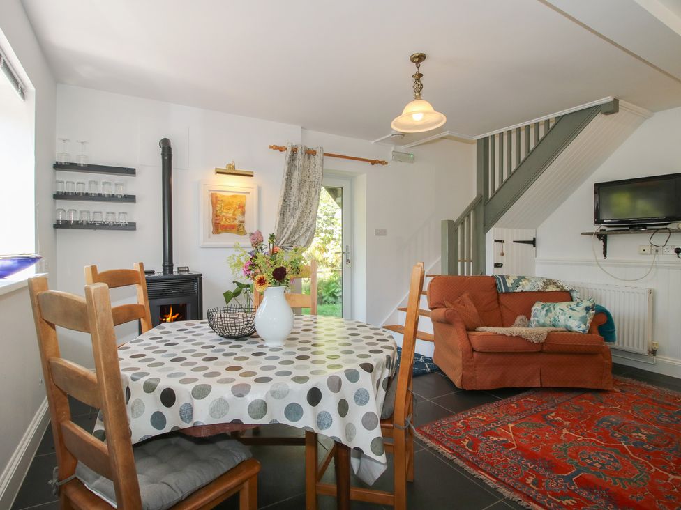 A dining room with a table and chairs at Chess Cottage Weobley