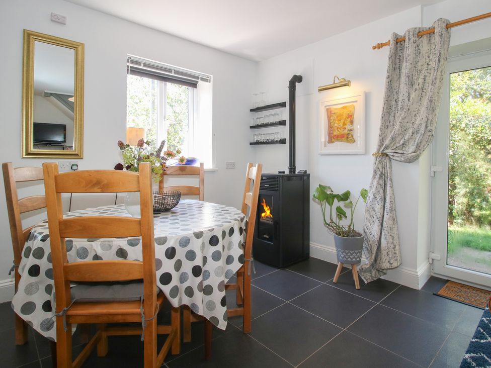 A dining room with a table and chairs at Chess Cottage Weobley