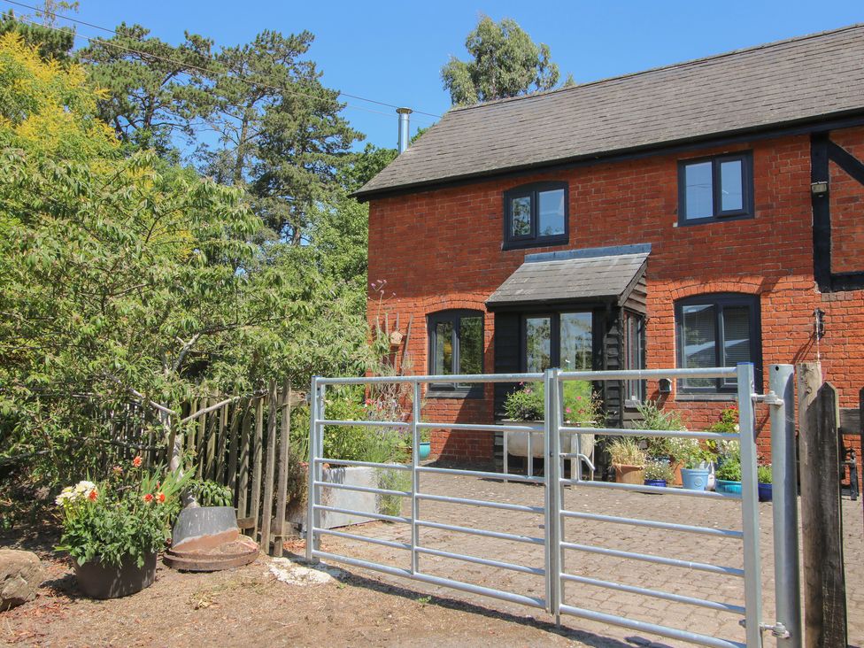 An outdoor area with a gate and plants at Chess Cottage Weobley