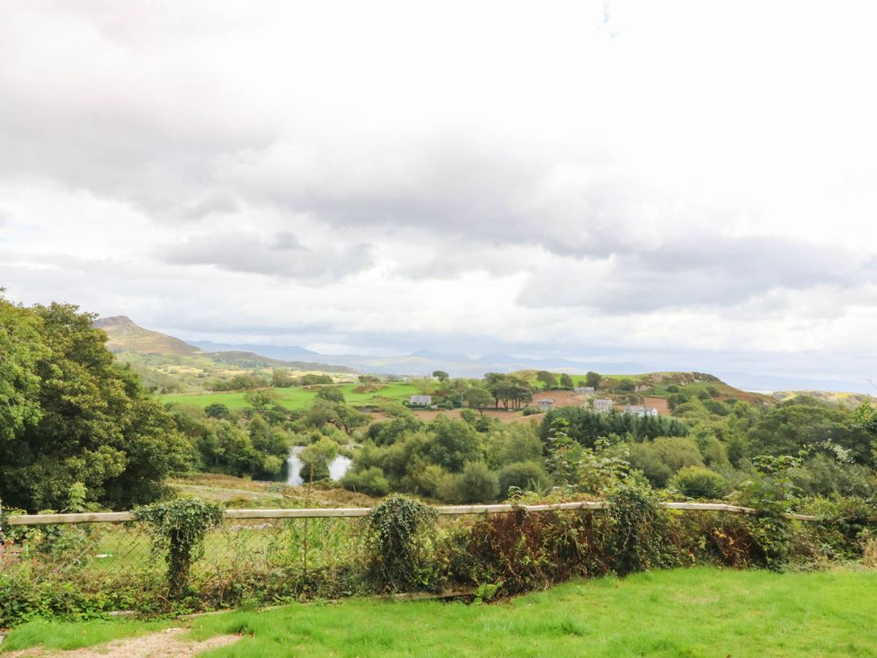 A view of hills and trees in an outdoor area at Bwthyn Bach in Pentrefelin
