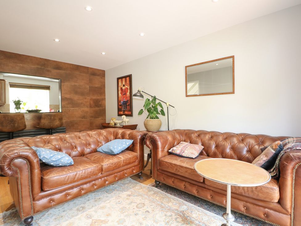 A living room with couches and a table at The Dacha in Winchester
