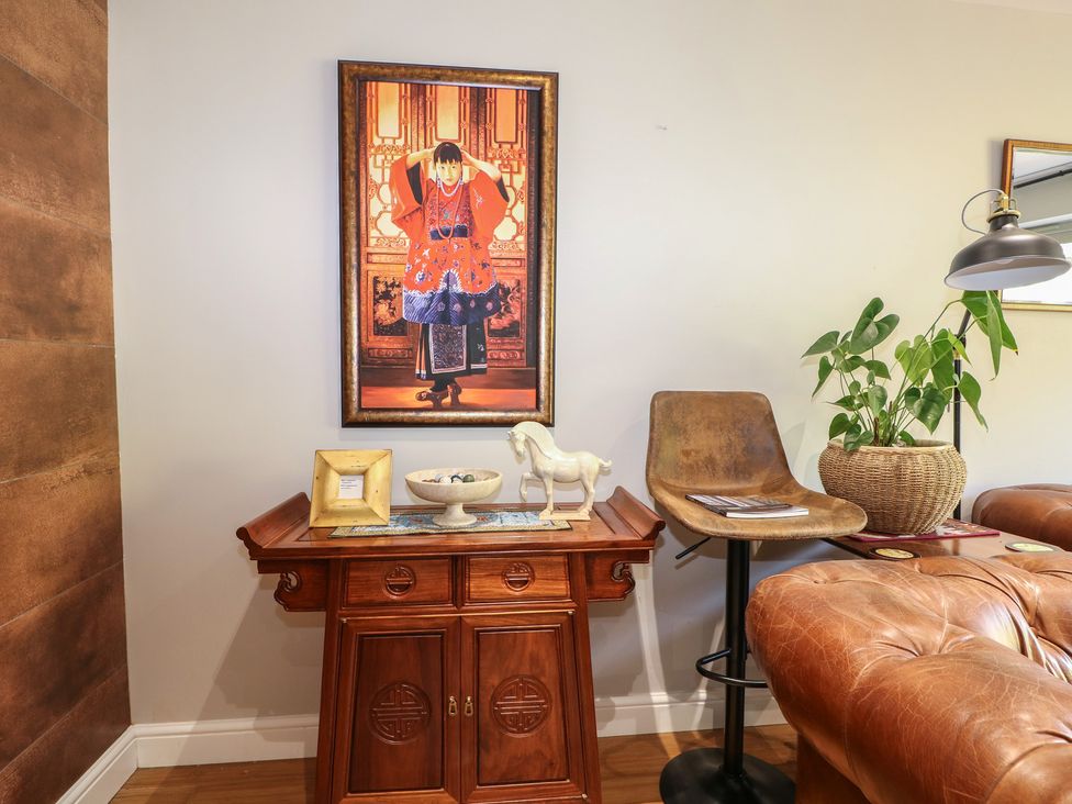 A living room with a console table and a painting at The Dacha in Winchester