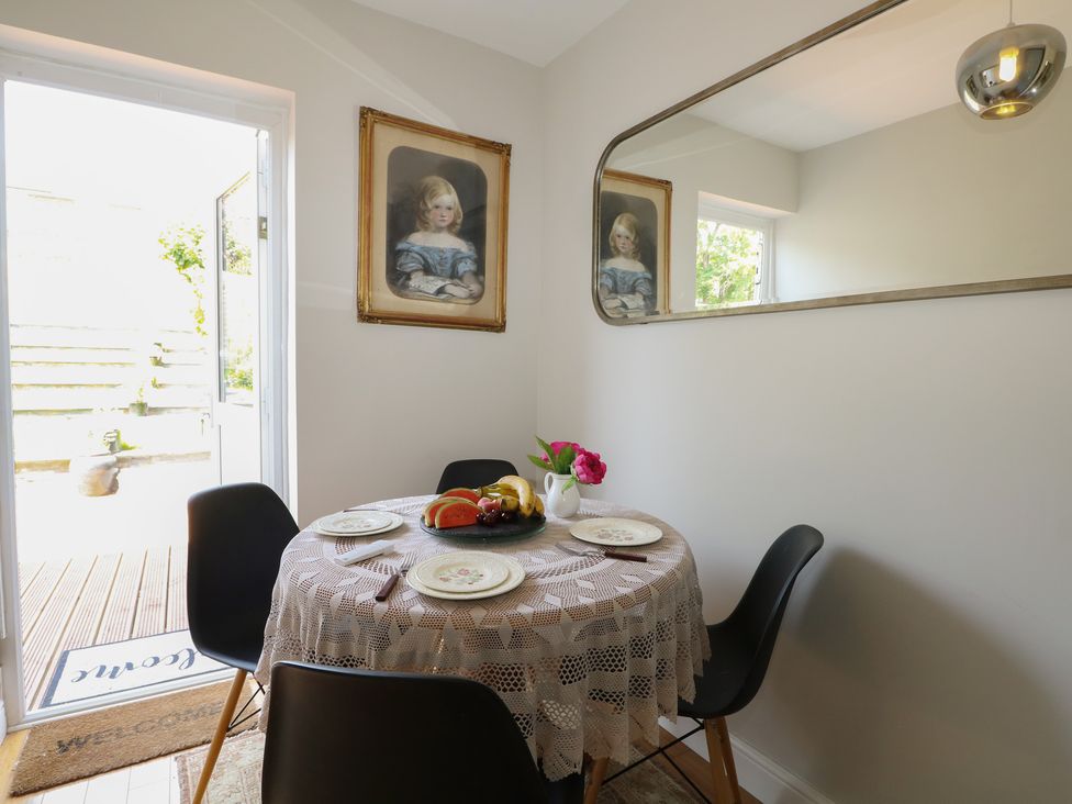 A dining room with a table and chairs at The Dacha in Winchester