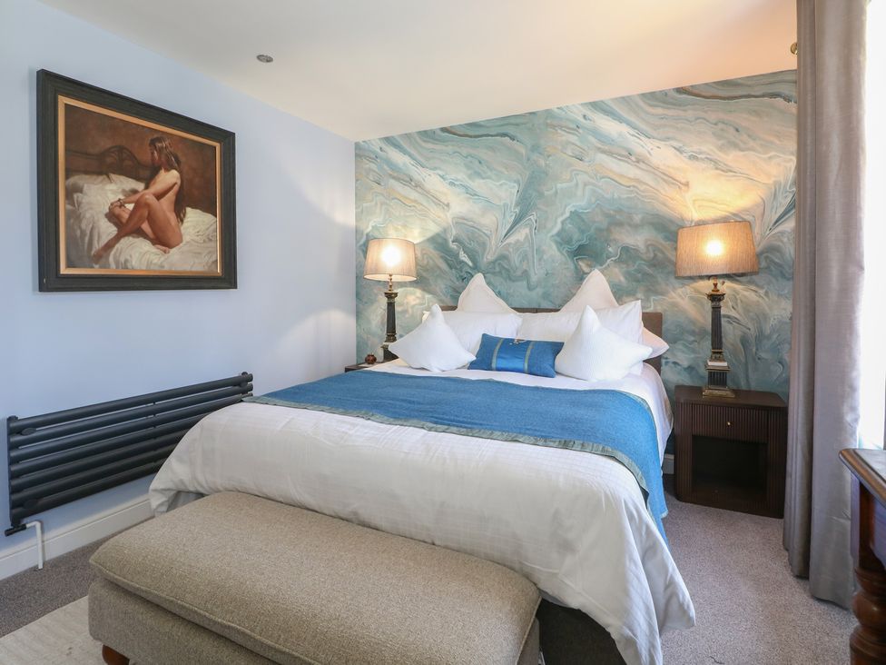 A bedroom with a bed and bedside tables at The Dacha in Winchester