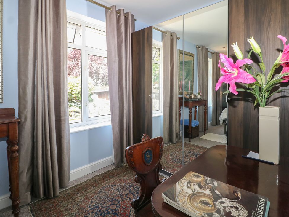 A study with a window and a table at The Dacha in Winchester
