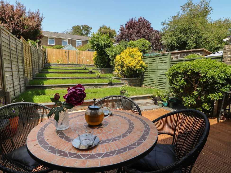 A garden with a table and chairs at The Dacha in Winchester