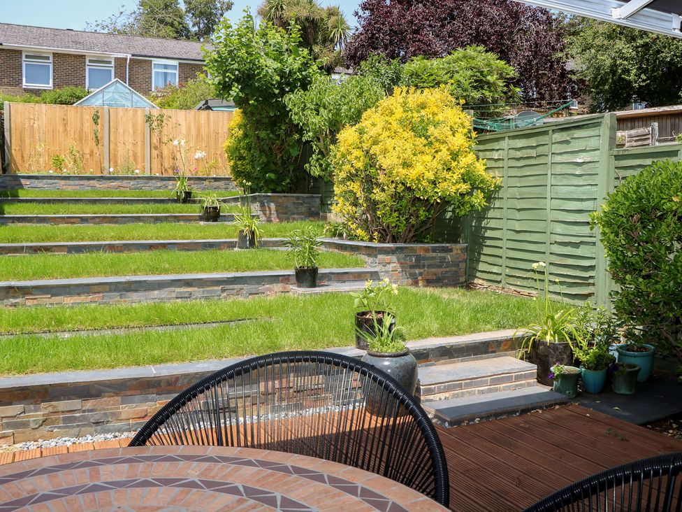 A garden with steps and potted plants at The Dacha in Winchester