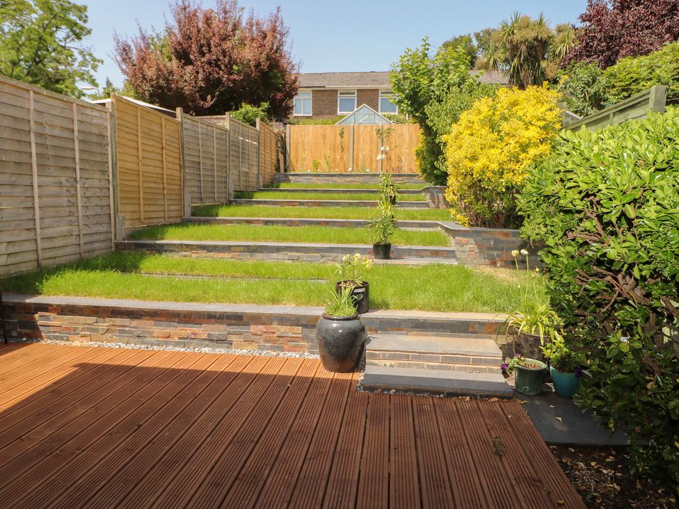 A garden with steps leading up to a grassy area at The Dacha in Winchester