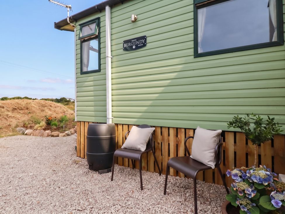 An outdoor area with chairs and a plant at Roslenn in St Agnes