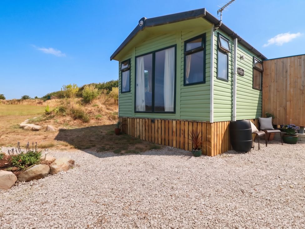A house with gravel and plants in front at Roslenn in St Agnes