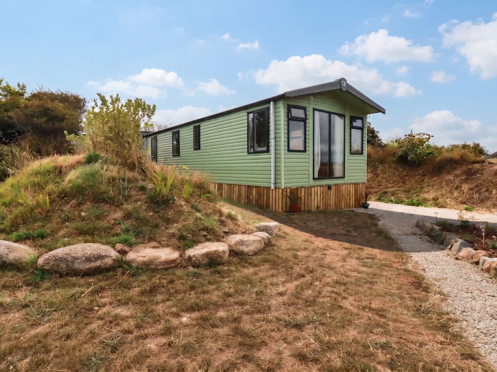 A green house with pathway and plants at Roslenn St Agnes